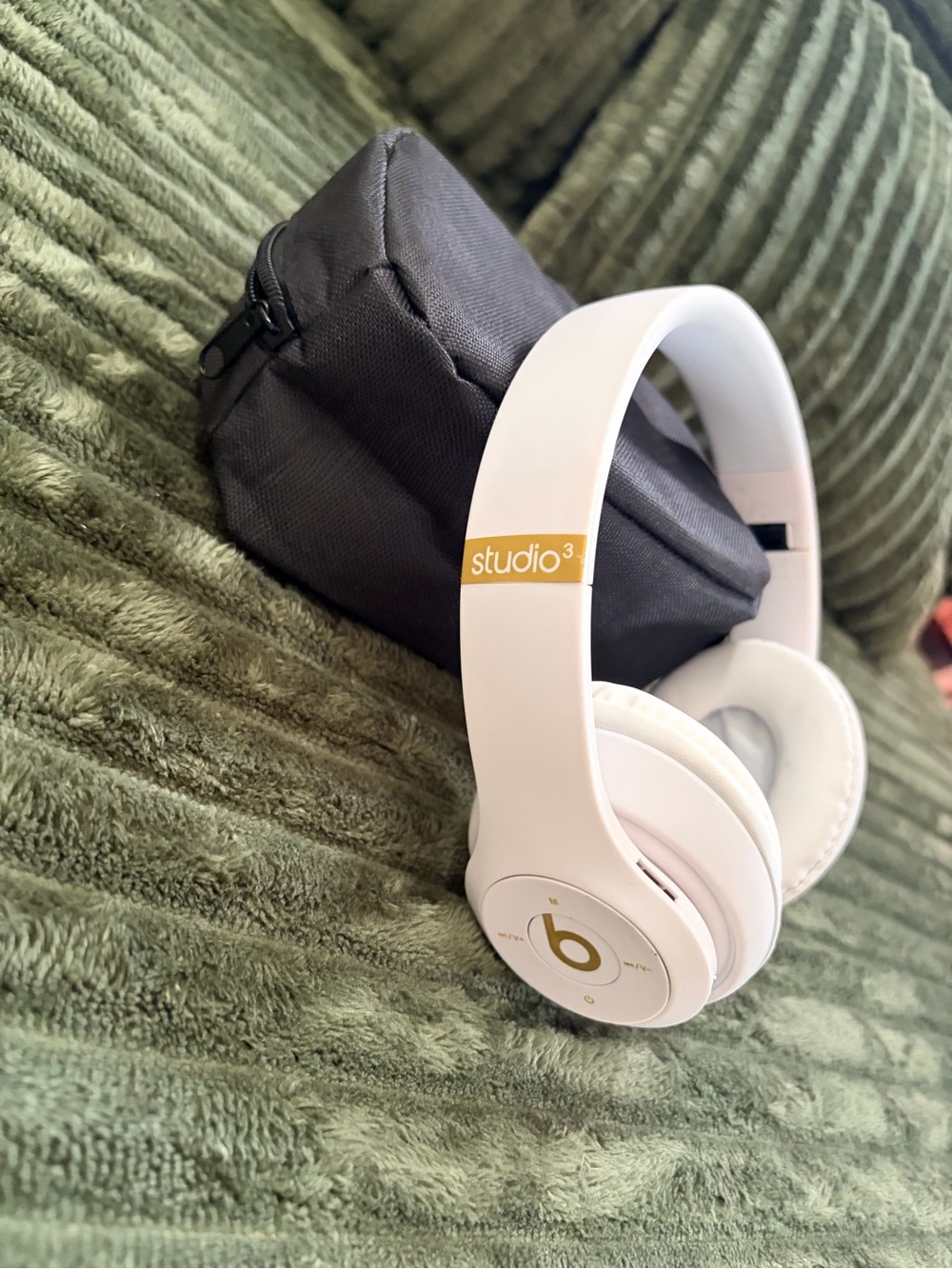 Rare White and Gold Studio3 Wireless Over-Ear Headphones - White - Picture 2 of 6